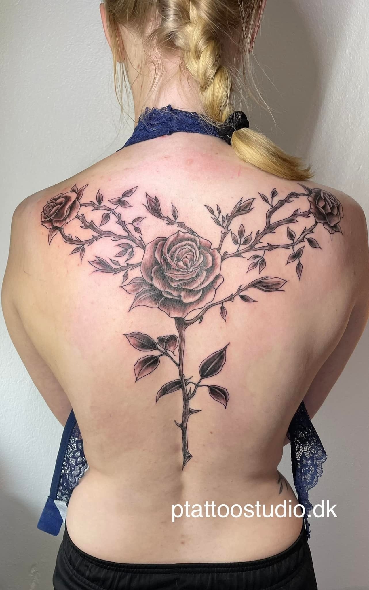 Rose tatovering på ryggen lavet af P Tattoo Studio i Ikast