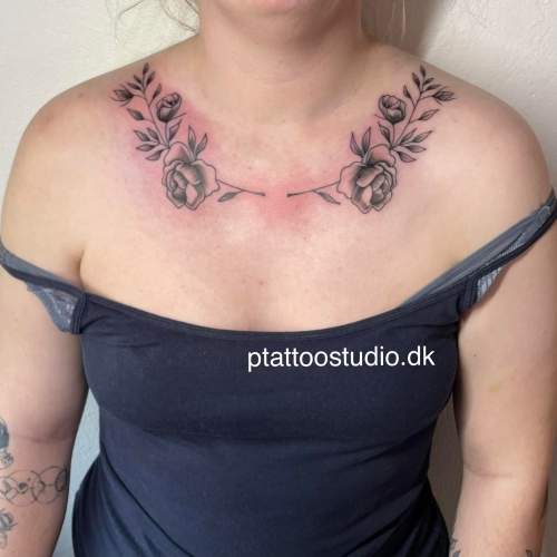 Tatovering af blomster på kravebenet lavet ved P Tattoo Studio nær Silkeborg