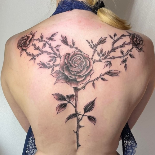 Rose tatovering på ryggen lavet af P Tattoo Studio i Ikast