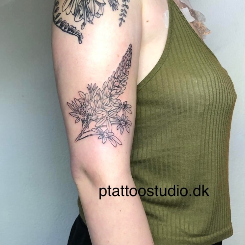 Tatovering af blomster lavet ved P Tattoo Studio nær Herning