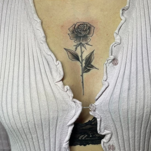 Blomst tatoveret på brystkassen, lavet ved P Tattoo Studio i Ikast