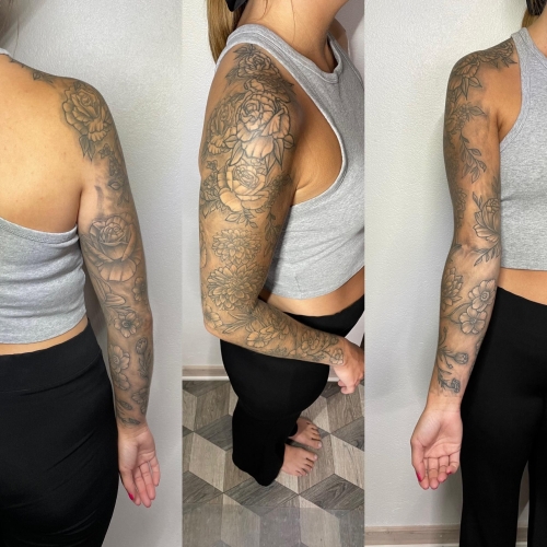 Sleeve af blomster tatoveret af P Tattoo Studio i Ikast