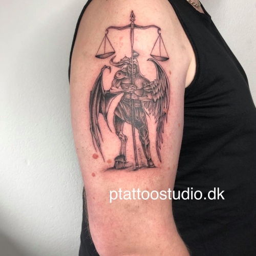 Tatovering på overarmen lavet ved P Tattoo Studio nær Herning og Silkeborg