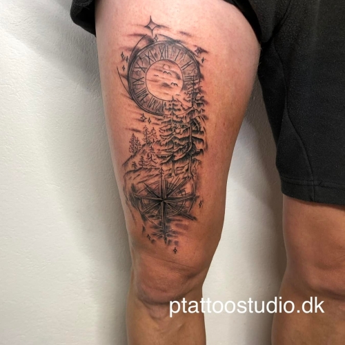 Tatovering på låret lavet af P Tattoo Studio i Ikast