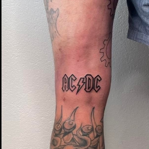 AC/DC tatovering lavet ved P Tattoo Studio i Ikast