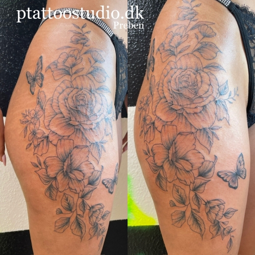 Tatovering af blomster på hofte og lår lavet ved P Tattoo Studio i Ikast