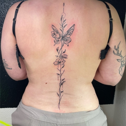 Tatovering af blomster på langs rygsøjlen lavet ved P Tattoo Studio i Ikast