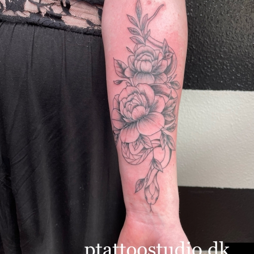 Tatovering af blomst på underarmen lavet ved P Tattoo Studio i Ikast