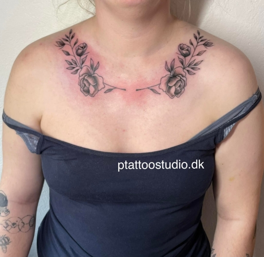 Tatovering af blomster på kravebenet lavet ved P Tattoo Studio nær Silkeborg