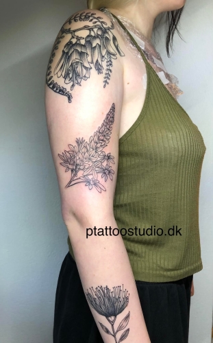 Tatovering af blomster lavet ved P Tattoo Studio nær Herning