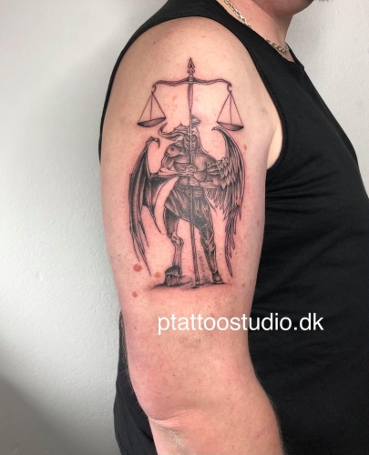 Tatovering på overarmen lavet ved P Tattoo Studio nær Herning og Silkeborg