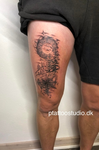 Tatovering på låret lavet af P Tattoo Studio i Ikast