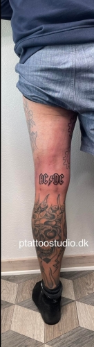 AC/DC tatovering lavet ved P Tattoo Studio i Ikast