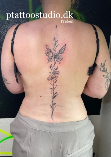 Tatovering af blomster på langs rygsøjlen lavet ved P Tattoo Studio i Ikast