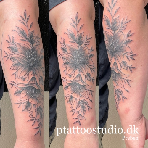 Tatovering af blomst på armen lavet af P Tattoo Studio nær Herning og Silkeborg