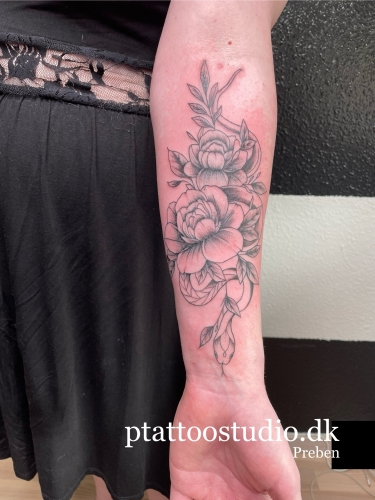 Tatovering af blomst på underarmen lavet ved P Tattoo Studio i Ikast